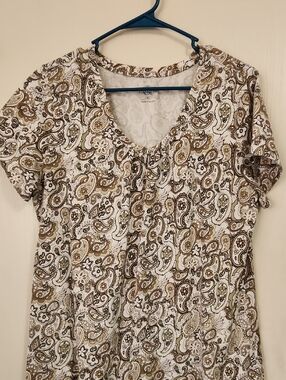 Hillard & Hanson White Short Sleeve Scoop Neck Top with Brown Paisley Print